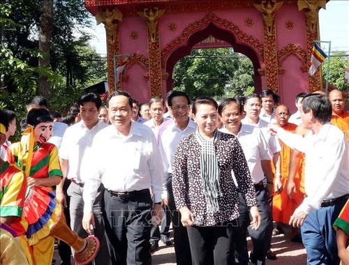 Líder parlamentaria asiste al Día de Unidad Nacional en la provincia de Tra Vinh - ảnh 1