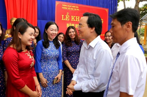 Ministro de Educación vietnamita felicita a maestros y funcionarios del sector - ảnh 1