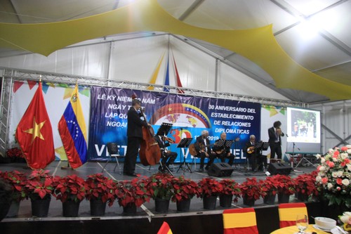 Por sus 30 años de relaciones diplomáticas Venezuela y Vietnam de fiesta decembrina - ảnh 2