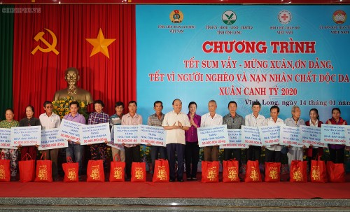 Atienden a trabajadores y personas pobres en Vinh Long en ocasión del Año Nuevo - ảnh 1