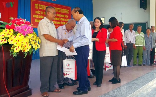 Primer ministro vietnamita entrega presentes del Tet a personas en situación difícil - ảnh 1