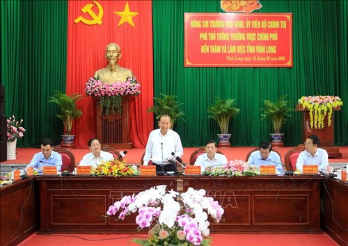 Viceprimer ministro Truong Hoa Binh efectúa visita de trabajo en Vinh Long - ảnh 1