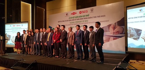 Fomentan cooperación público-privada para gestión de residuos plásticos en Vietnam - ảnh 1