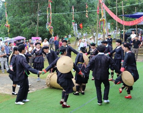 El baile con tambores de la etnia Giay en Ha Giang - ảnh 1
