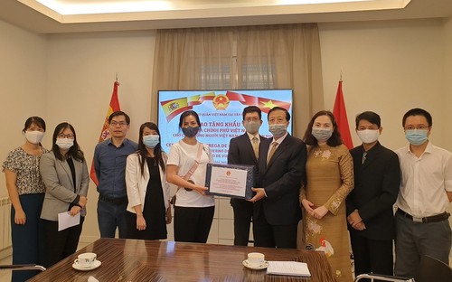 Gobierno vietnamita entrega mascarillas antibacterianas a compatriotas residentes en España - ảnh 1