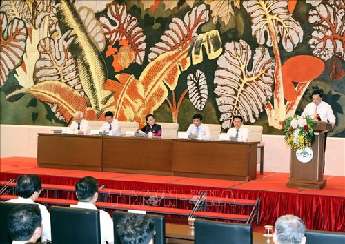 Presidenta del Parlamento vietnamita se reúne con periodistas veteranos y más destacados del país - ảnh 1