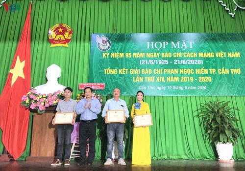 Honran contribuciones de periodistas vietnamitas - ảnh 1