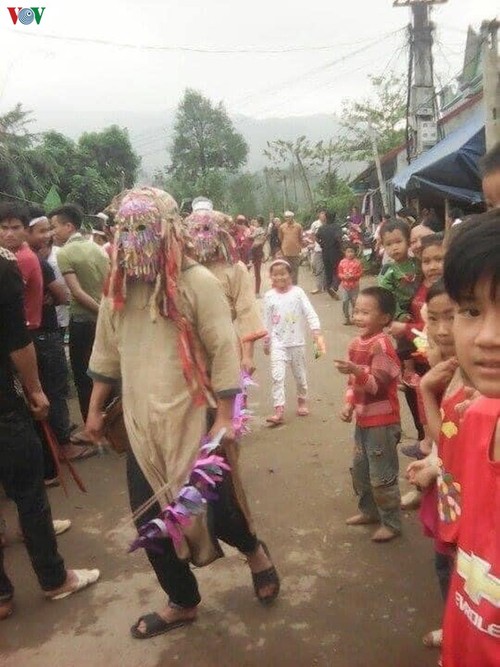 Baile de hombres disfrazados con máscaras: un ritual especial de la etnia Dao - ảnh 2