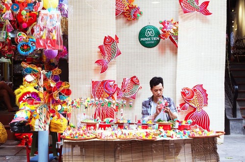 Farolillos multicolores del Festival del Medio Otoño en Hanói - ảnh 13
