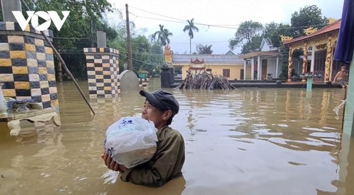 Decenas de personas fallecidas debido a las inundaciones y deslizamientos de tierra en la región central de Vietnam - ảnh 1