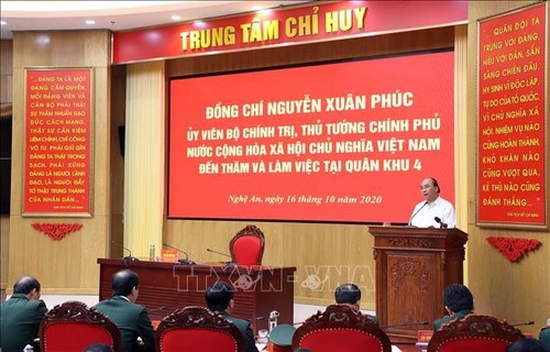 Premier vietnamita pide hacer todo lo posible para apoyar a las poblaciones afectadas por los desastres naturales - ảnh 1