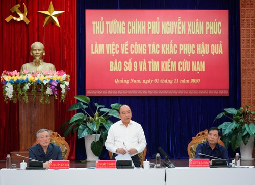 Premier vietnamita se reúne con autoridades de las provincias afectadas por el huracán Molave - ảnh 1