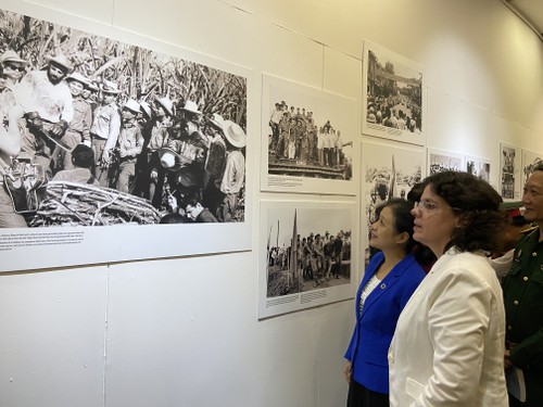 Inauguran exposición fotográfica “Cuba en el corazón del pueblo vietnamita” - ảnh 2