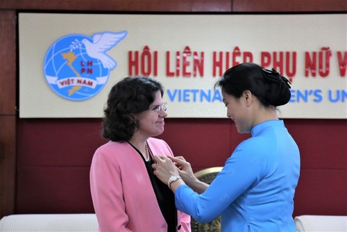 Unión de Mujeres de Vietnam reconoce aportes de embajadora de Cuba - ảnh 1