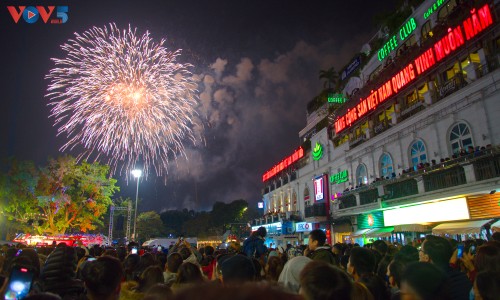 Vietnamitas se suman a las celebraciones del año nuevo 2021 con esperanza - ảnh 1