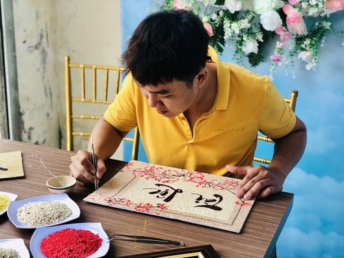 Un joven vietnamita emprende negocios con pinturas hechas de arroz - ảnh 1