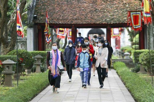 Hanói: más de cien mil visitantes durante las vacaciones del Tet - ảnh 1