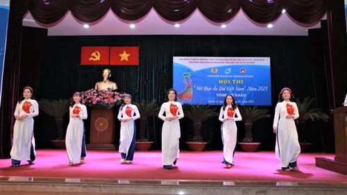 Mujeres de Ciudad Ho Chi Minh lucen el “Ao Dai” en oficinas de trabajo   - ảnh 2