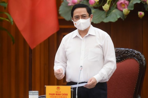 Premier vietnamita pide mantener vigilancia en la lucha anticovid-19 - ảnh 1
