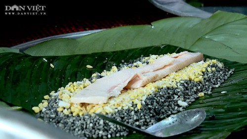 Pastel de arroz negro, un plato especial de la etnia Muong - ảnh 2