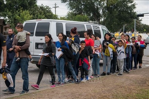 Estados Unidos desmantela programa migratorio “Quédate en México” - ảnh 1