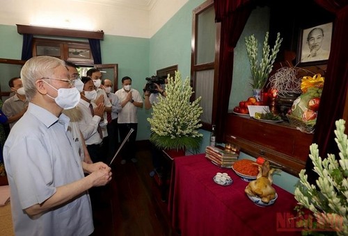 Homenajean al presidente Ho Chi Minh en ocasión de la Fiesta Nacional, 2 de septiembre - ảnh 1
