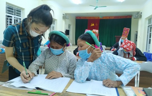 Clases de alfabetización para adultos étnicos en zonas montañosas de Binh Lieu - ảnh 2