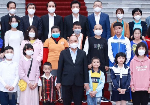 Jefe de Estado vietnamta acompaña a los niños enfermos y desfavorecidos - ảnh 1