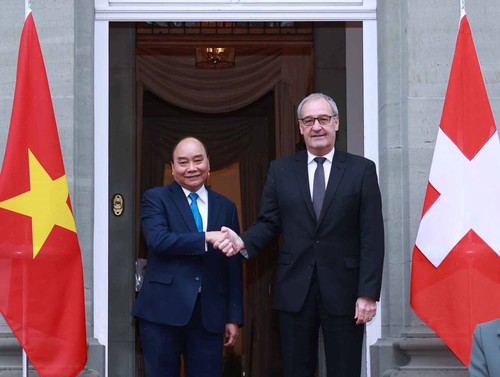 Celebran los buenos resultados de las visitas del presidente vietnamita a Suiza y Rusia - ảnh 1