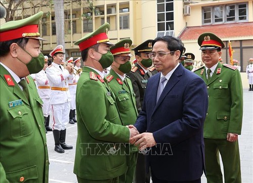 Premier vietnamita felicita a fuerzas de Seguridad Pública Popular por el Tet - ảnh 1