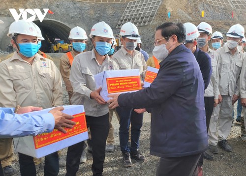 Primer ministro vietnamita revisa el progreso de los proyectos de la autopista Norte-Sur - ảnh 1
