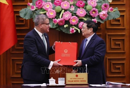El jefe de Gobierno vietnamita se reúne con el presidente de la COP26 - ảnh 1