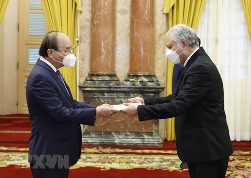 Presidente vietnamita recibe a nuevos embajadores en Hanói - ảnh 1