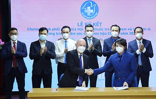 Asociación de Médicos Jóvenes Vietnamitas coordina con empresas la implementación de programas de atención de salud - ảnh 1