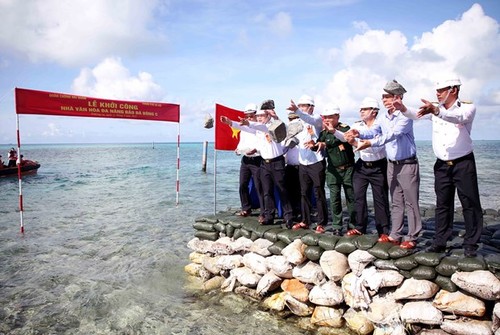 Armada Popular de Vietnam visita a soldados y pobladores del distrito insular de Truong Sa - ảnh 1