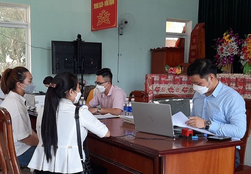 Programa de apoyo del Gobierno beneficia a cientos de familias afectadas por el covid-19 en Kon Tum - ảnh 1