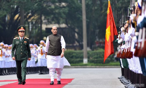 Ministro de Defensa de la India inicia su visita a Vietnam - ảnh 1