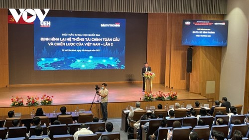 Celebran el seminario científico nacional sobre el sistema financiero global y la estrategia de Vietnam - ảnh 1
