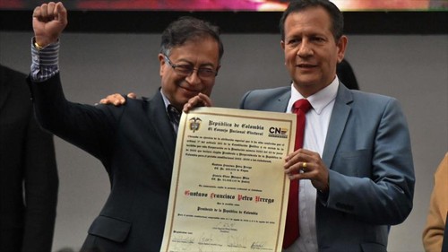 Gustavo Petro recibe credencial oficial que lo reconoce como presidente de Colombia - ảnh 1