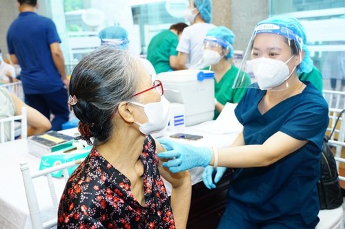 Primer ministro de Vietnam acelera la administración de las tercera y cuarta dosis de vacuna anti covid-19 - ảnh 1