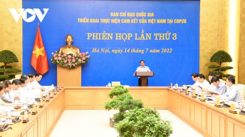 La respuesta al cambio climático requiere la participación de todo el sistema político y la sociedad, dice el premier vietnamita - ảnh 1