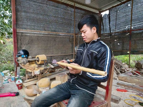 Un joven de la etnia Tay se apasiona por el instrumento musical tradicional - ảnh 1