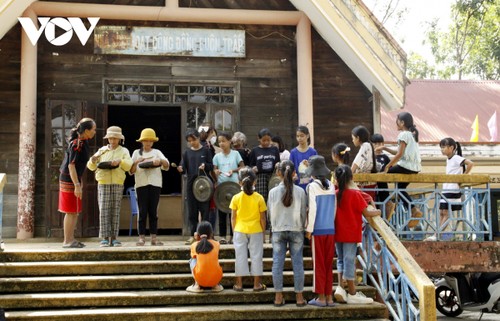 Enseñar a tocar gongs, una manera para preservar el legado musical en Dak Lak - ảnh 1