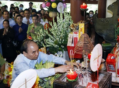 Jefe de Estado rinde homenaje al presidente Ho Chi Minh - ảnh 1