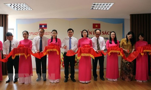 Celebran en Da Nang exposición de libros y seminario sobre relaciones Vietnam-Laos - ảnh 1