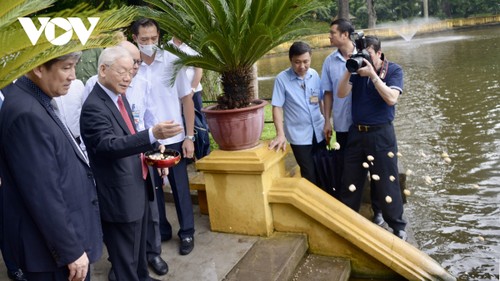 Líder político rinde tributo al presidente Ho Chi Minh por 53 aniversario de su fallecimiento - ảnh 2