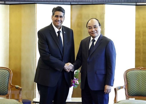 Presidente vietnamita se reúne con líderes de varios países en Tokio - ảnh 3