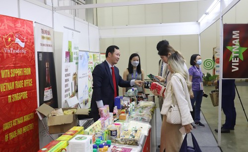 Productos y marcas vietnamitas dejan su huella feria y exposición en Singapur - ảnh 1