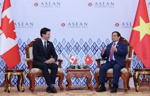 Premier de Vietnam se reúne con homólogos de Canadá, Australia y Singapur - ảnh 1