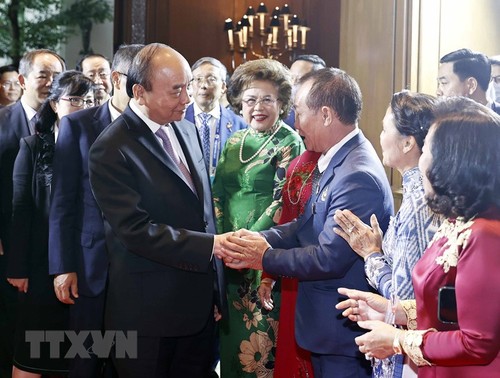 Presidente Nguyen Xuan Phuc se reúne con empresarios vietnamitas y tailandeses - ảnh 1